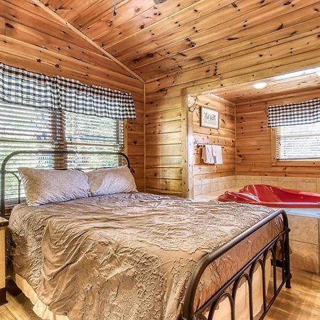 Dog Friendly, Romantic Mtn Getaway Hot Tub Pool Gatlinburg Eksteriør billede